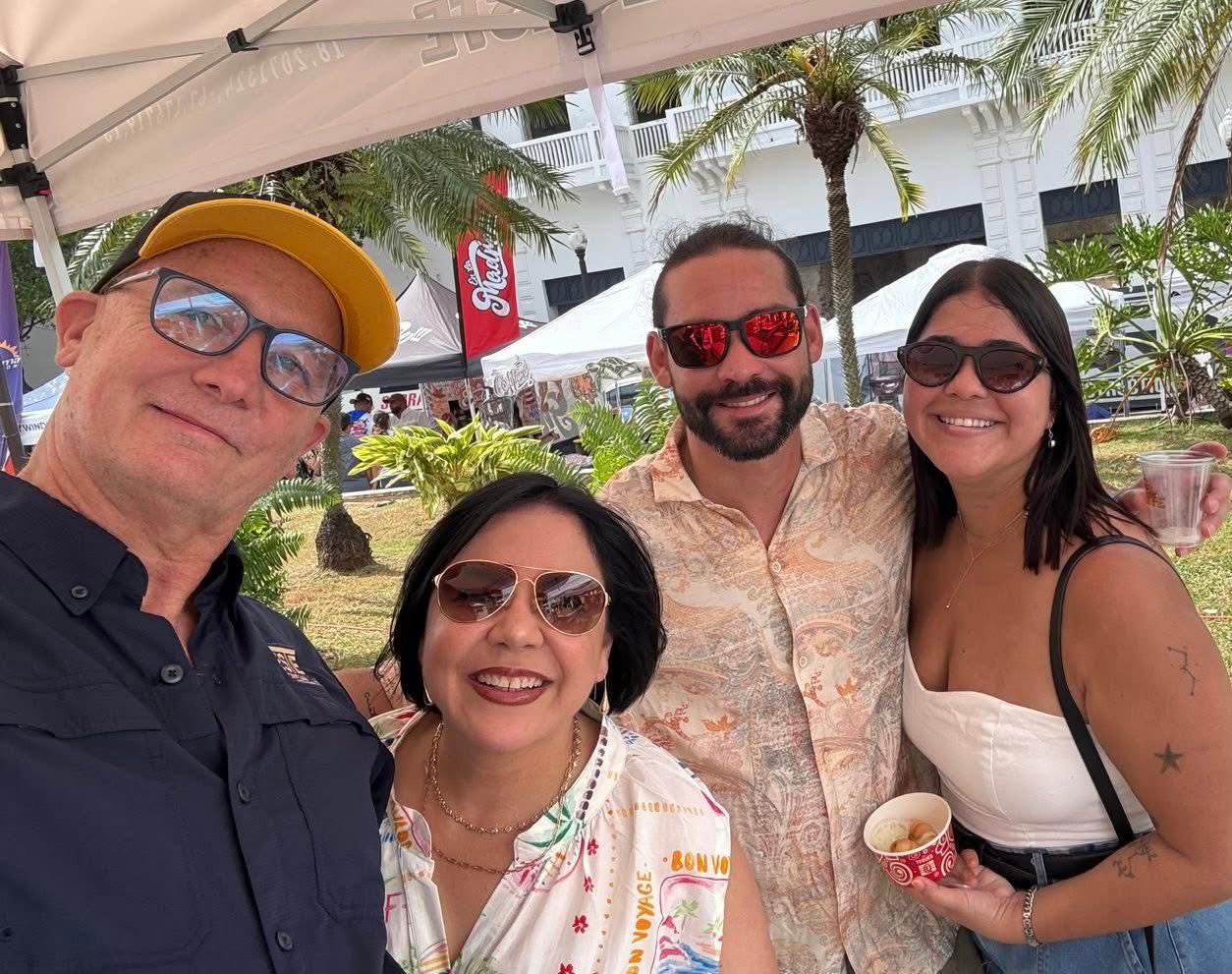 Tres amigos brindando con Cervezas del Oeste en el Festival del Mango 2026